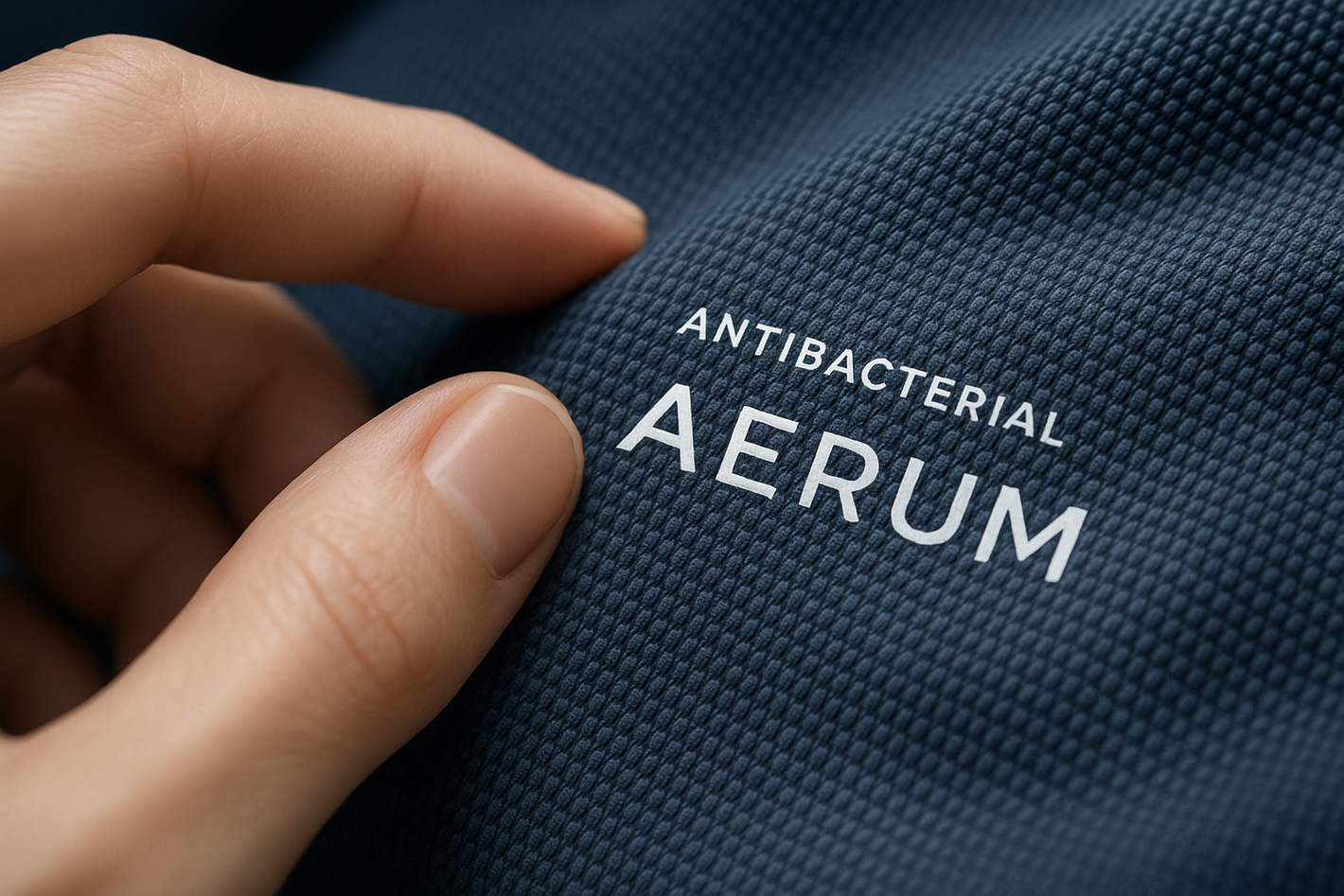 énère moi une image a partir de ceux Bloc 2 : Image = zoom matière / main qui touche le tissu
🛡️ Zéro odeur. Zéro gêne. ( le tout en respectant la couleur du brand aerum )

Le tissu limite la prolifération des bactéries responsables des mauvaises odeurs.
Pour des journées longues... sans inconfort.